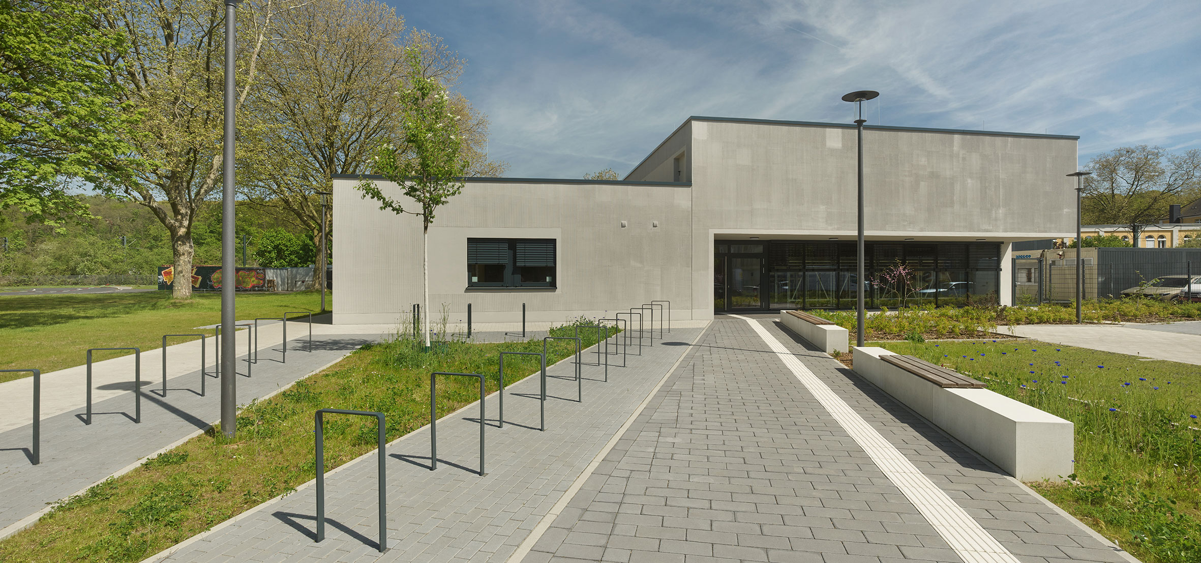Der von bap architekten entworfene Neubau der Jugendverkehrsschule Düsseldorf vereint repräsentative Architektur mit Nachhaltigkeit und Funktionalität.